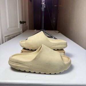 Yeezy slide-bone Mens Size 10 fit small